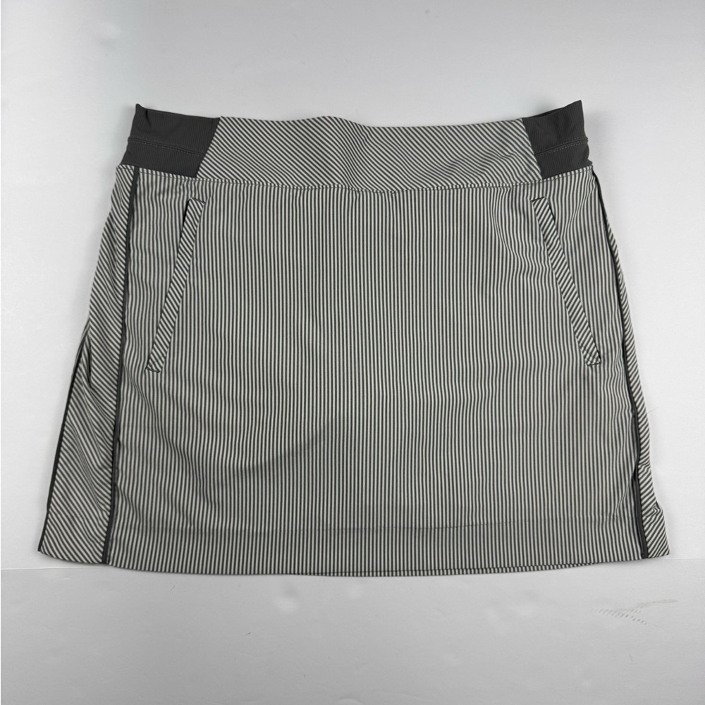 Athleta Brooklyn textured 16” Skort in gray and white city striped pattern sz 12